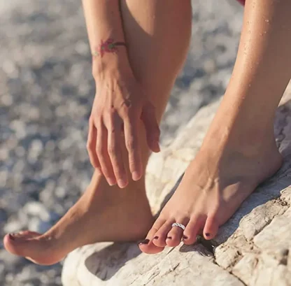 Stylish Toe Ring with Hollow Design - Image 4